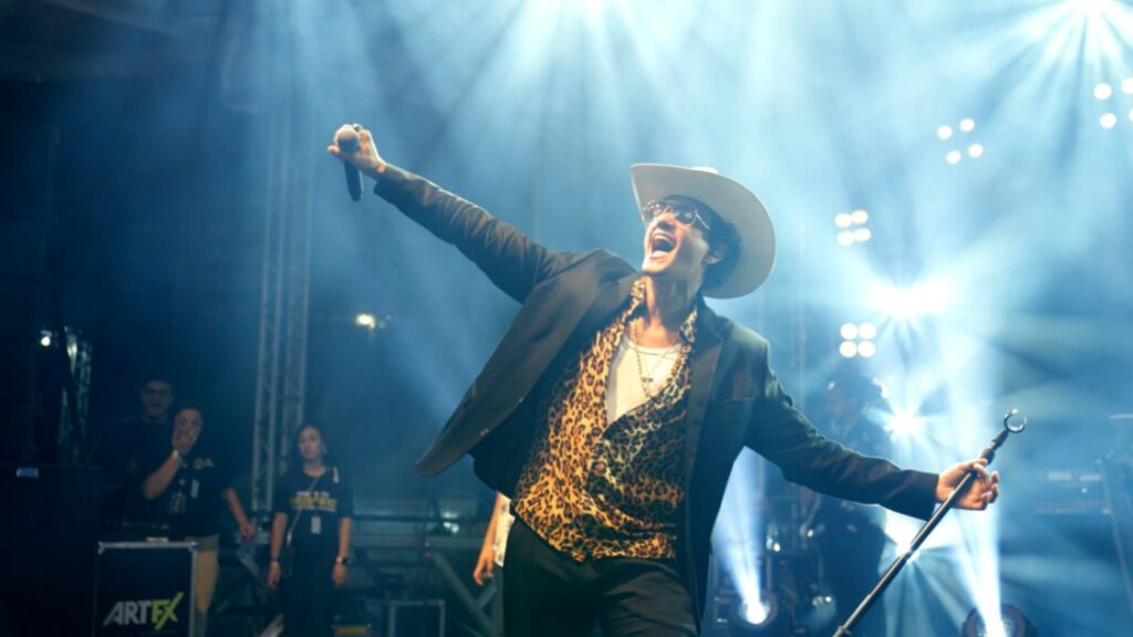 31/01 – Johnny Matos, maior cover de Bruno Mars da América Latina, se apresenta no Rooftop do Shopping do Avião